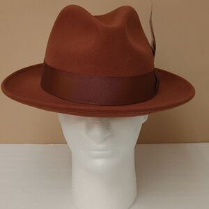 MEN'S MONTIQUE COGNAC LIGHT FELT 2 1/2" WIDE BRIM PINCH FEDORA HAT. H60